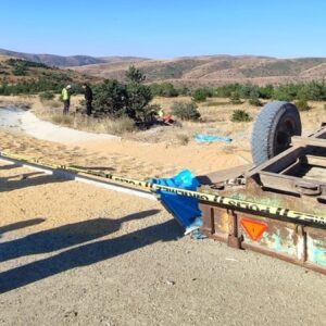 sivasta bugday yuklu traktor devrildi 2 kisi oldu BJ5JIqG2