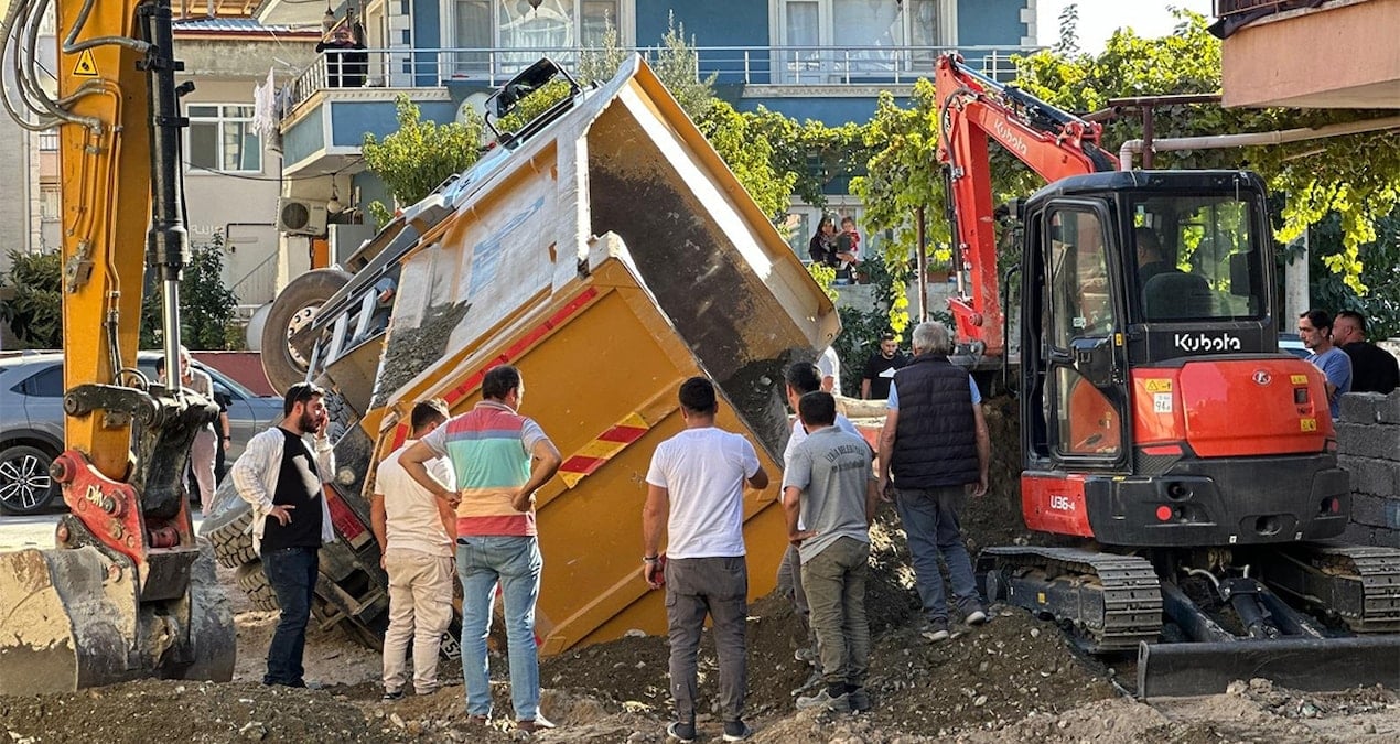 zemin coktu kamyon foseptige gomuldu VaAg9jqH