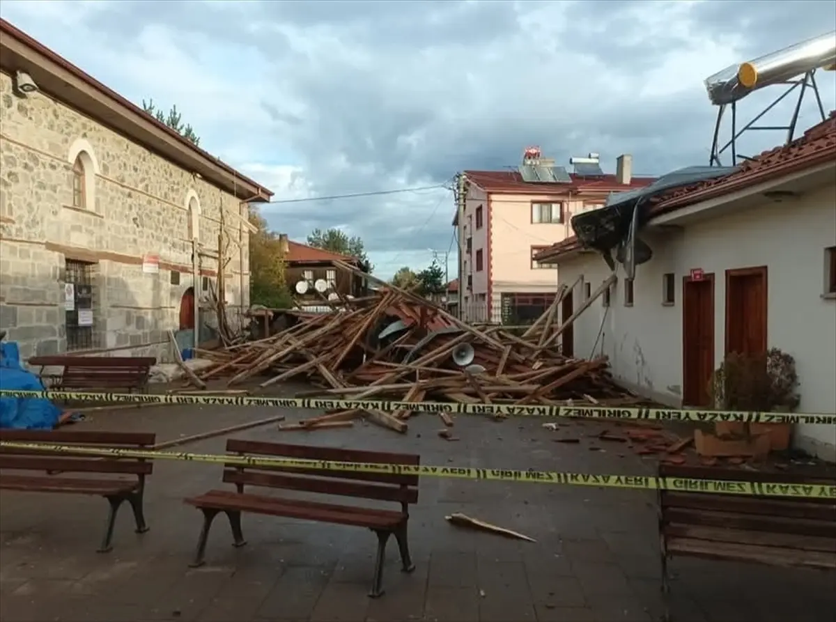 boluda firtina minareyi devirdi EJxlyhOY.jpg