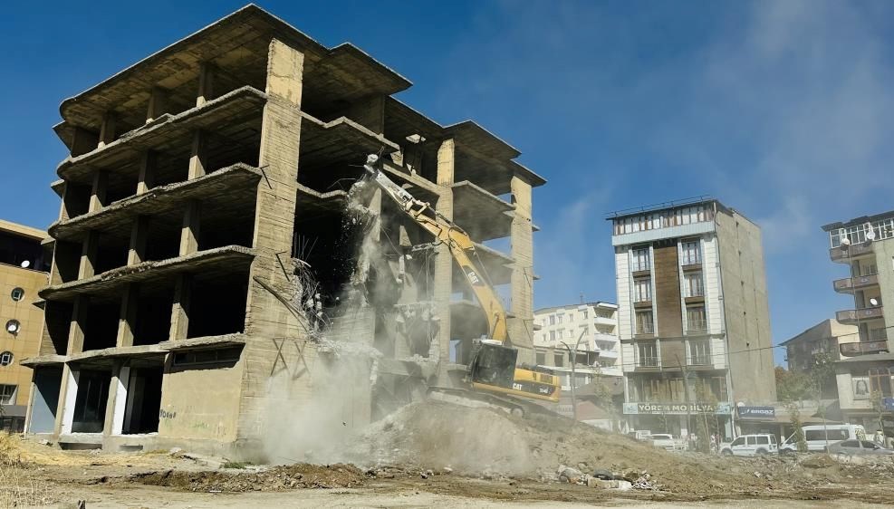 yuksekovada insaat halindeki bina yikildi sUmUdByn