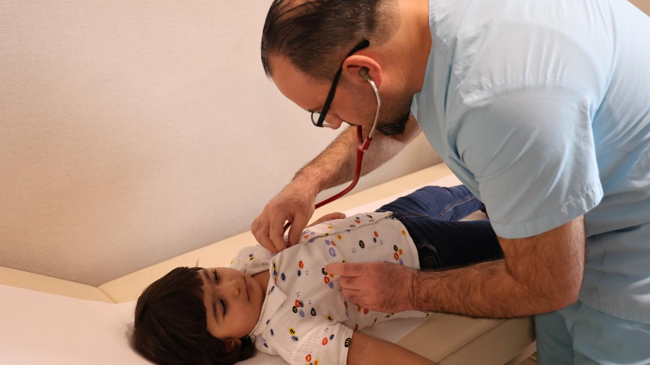 200 binde bir gorulen hastalik 2 yasindaki cocugun gogus boslugu bagirsakla doldu Q57MNVpu.jpg