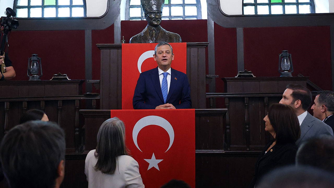 Son Dakika… YENİ Parti ilk toplantısını yaptı: Özgür Özel oy birliği ile genel başkan seçildi! Haber gorseli